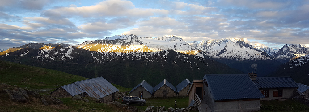 Première nuit au refuge de Loriaz pour les écovolontaires du CREA Mont-Blanc. Coucher de soleil sur le massif du Mont-Blanc