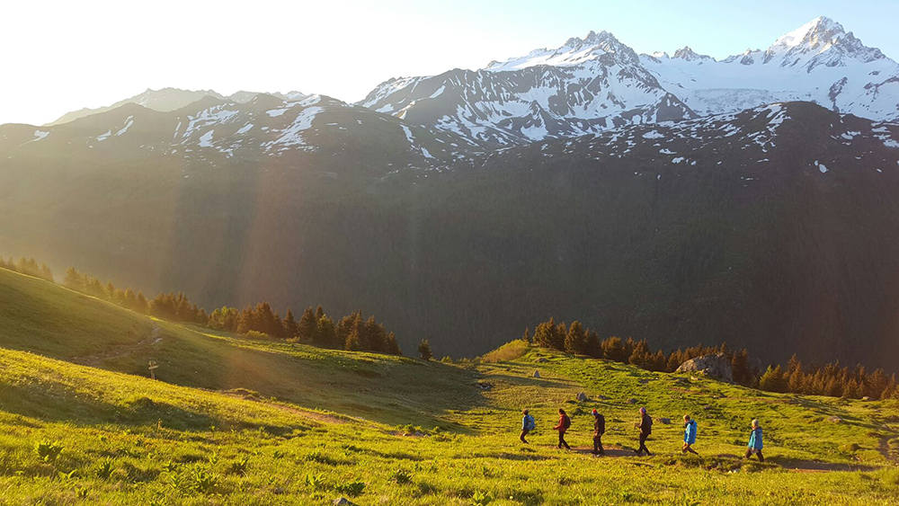 Retour au refuge pour les écovolontaires après une journée d'observations scientifiques près de Loriaz, Massif du Mont-Blanc © IAlvarez