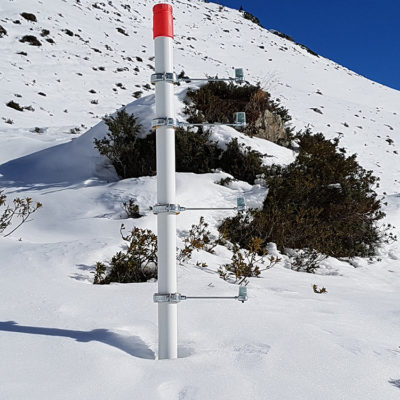 Le dispositif de mesure en partie sous la neige © CREA Mont-Blanc